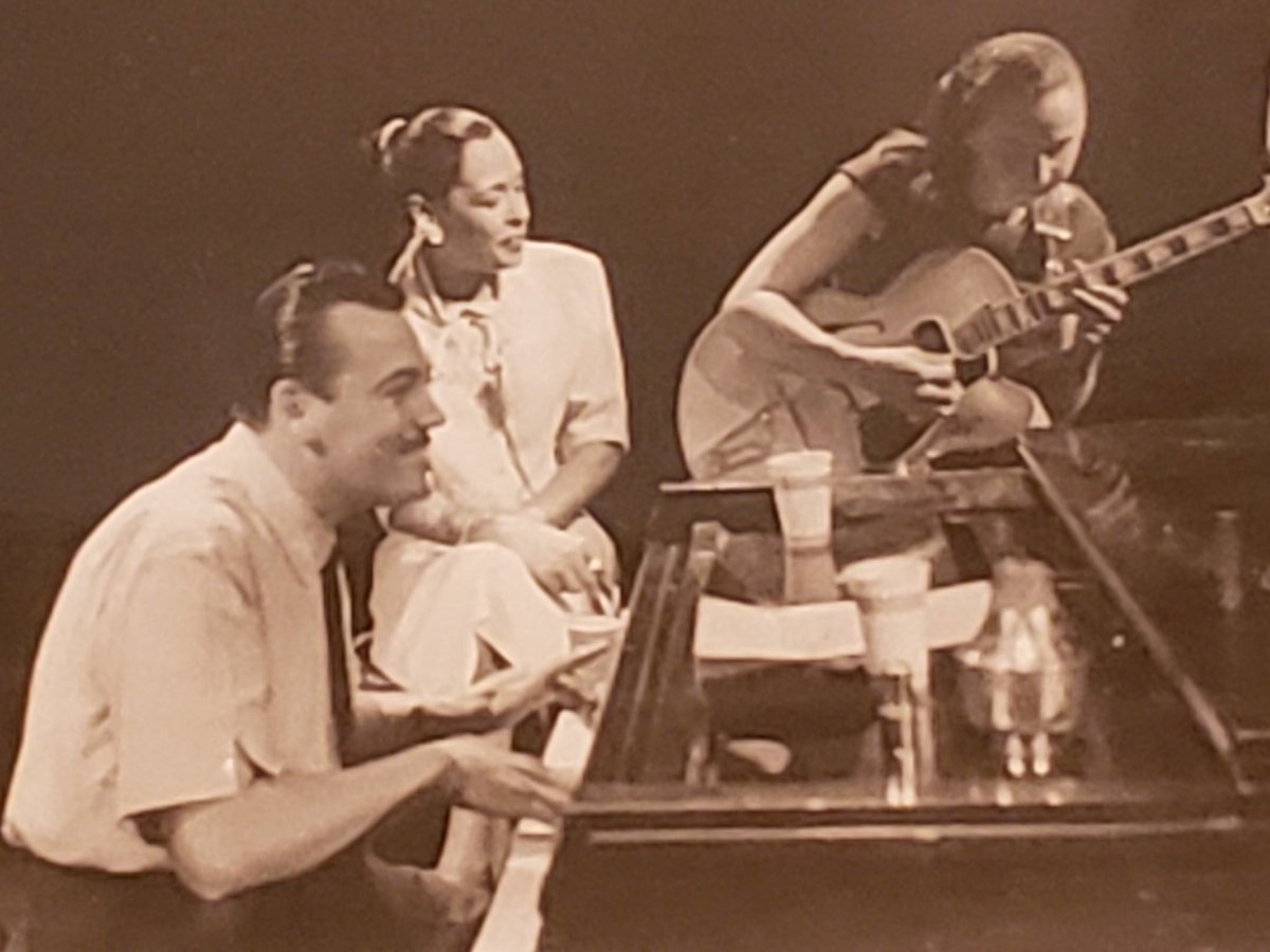 DailyFlickNY's tweet photo. #JazzInFilm:
Jazz violinist Regina Carter introduced "New Orleans" (1947) featuring #LouisArmstrong &amp; Billie Holiday - here's Louis's pianist Marty Napoleon w/#BillieHoliday and another great woman of jazz, guitarist Mary Osborne on #JazzParty. #TCMParty
https://t.co/Hh8CNw07VX https://t.co/dbXOtnKWi1