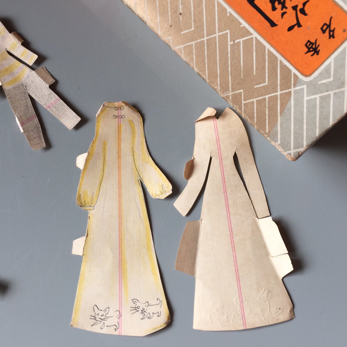 Esou Ceramics 母親が子供 の頃に作った着せ替え人形が出てきた 終戦後のフィフティーズの影響を感じさせる服のデザイン ノート の赤い線を利用したりしてるのが物の無い時代の工夫だったのかな お線香の箱に保管されてた