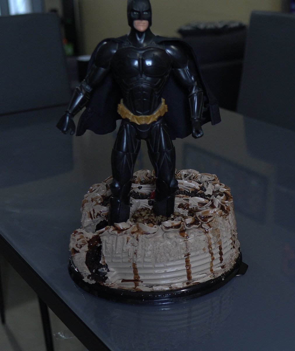 MissaSinfonia's tweet photo. Que rico mi pastel, ojalá Batman no venga a pisar- NO, NO JODAS BATMAN. https://t.co/X4QestrQ2H