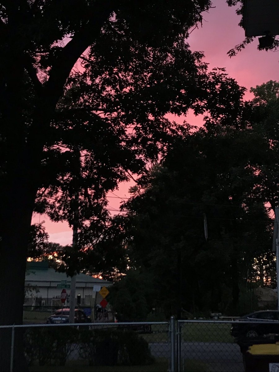 StevenWolff3's tweet photo. The sky is amazing right now. https://t.co/yq0YkBIvTI