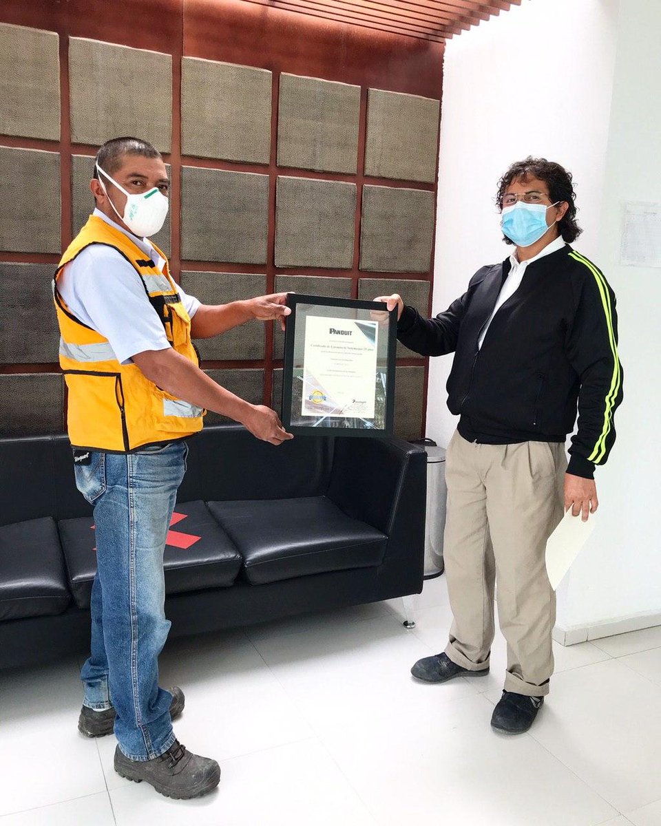 Telebyte_'s tweet image. Nuestro compañero Faustino Gomez entrego al Ing. Diego Reyes de Valeo Termico, la garantía del cableado estructurado CAT6 para CCTV con vigencia de 25 años realizado en la Planta 1, felicitaciones y gracias por su confianza. #ViveLaExperienciaTelebyte #YoSoyPanduitLATAM