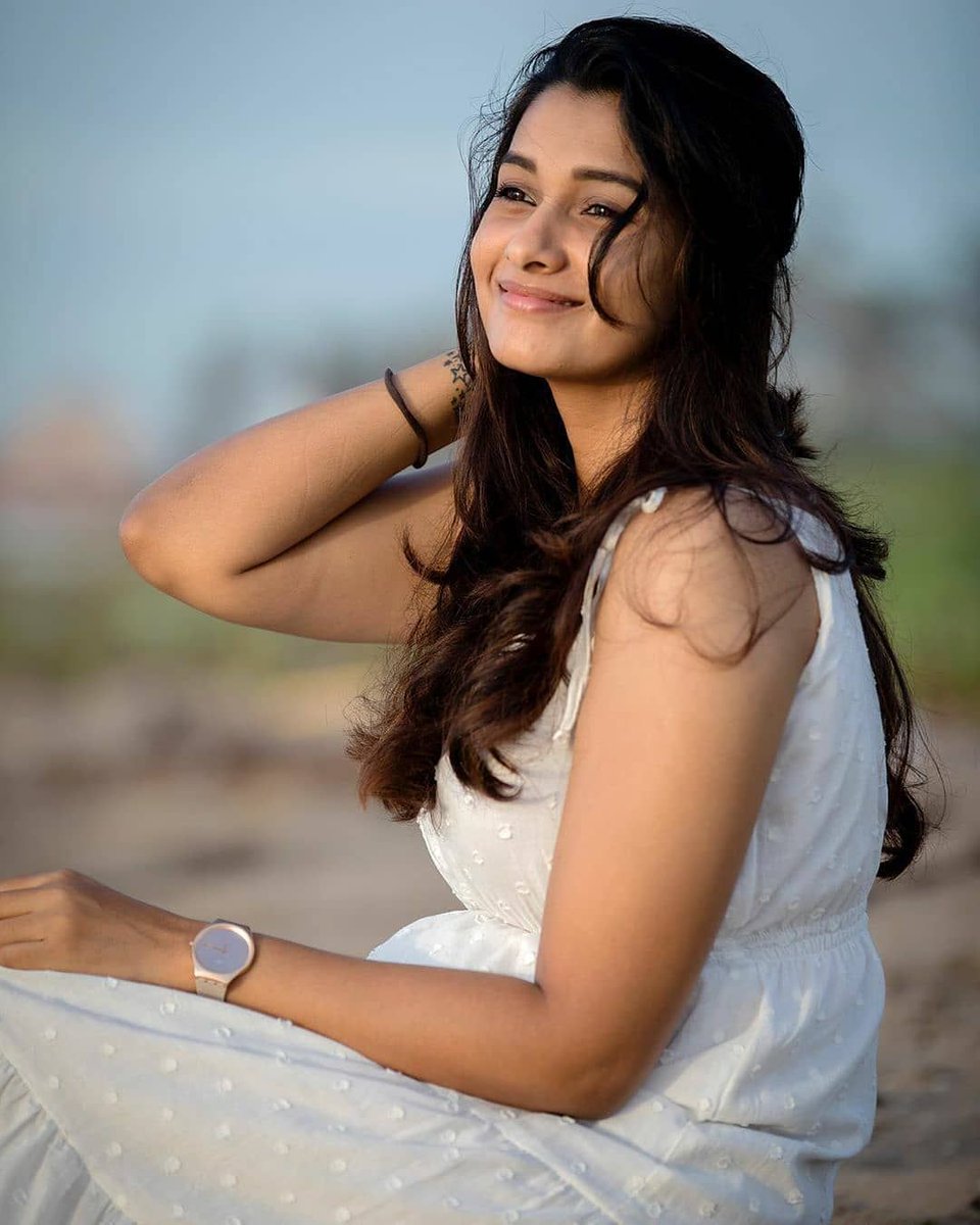 Cineket's tweet photo. The Scintillating, #priyabhavanishankar. https://t.co/g7hja43pRD
