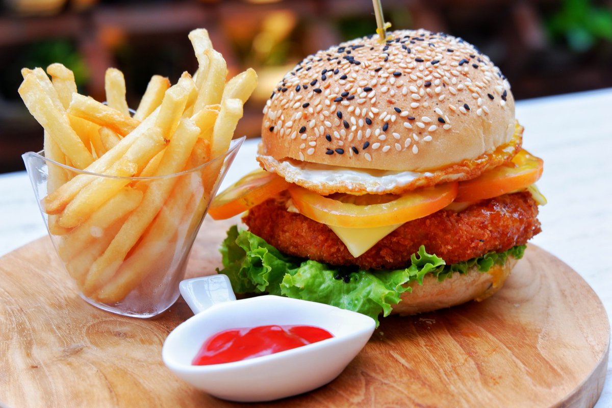 bhotel_bali's tweet photo. Wow 😍😍
A delicious burger for today?
.
.
#bhotelbaliandspa #bhotelbali #kutahotels #burger #frenchfries #balifoodies #balifoodguide #foodlovers #foodartblog #foodoftheday https://t.co/M6KMi58YP6