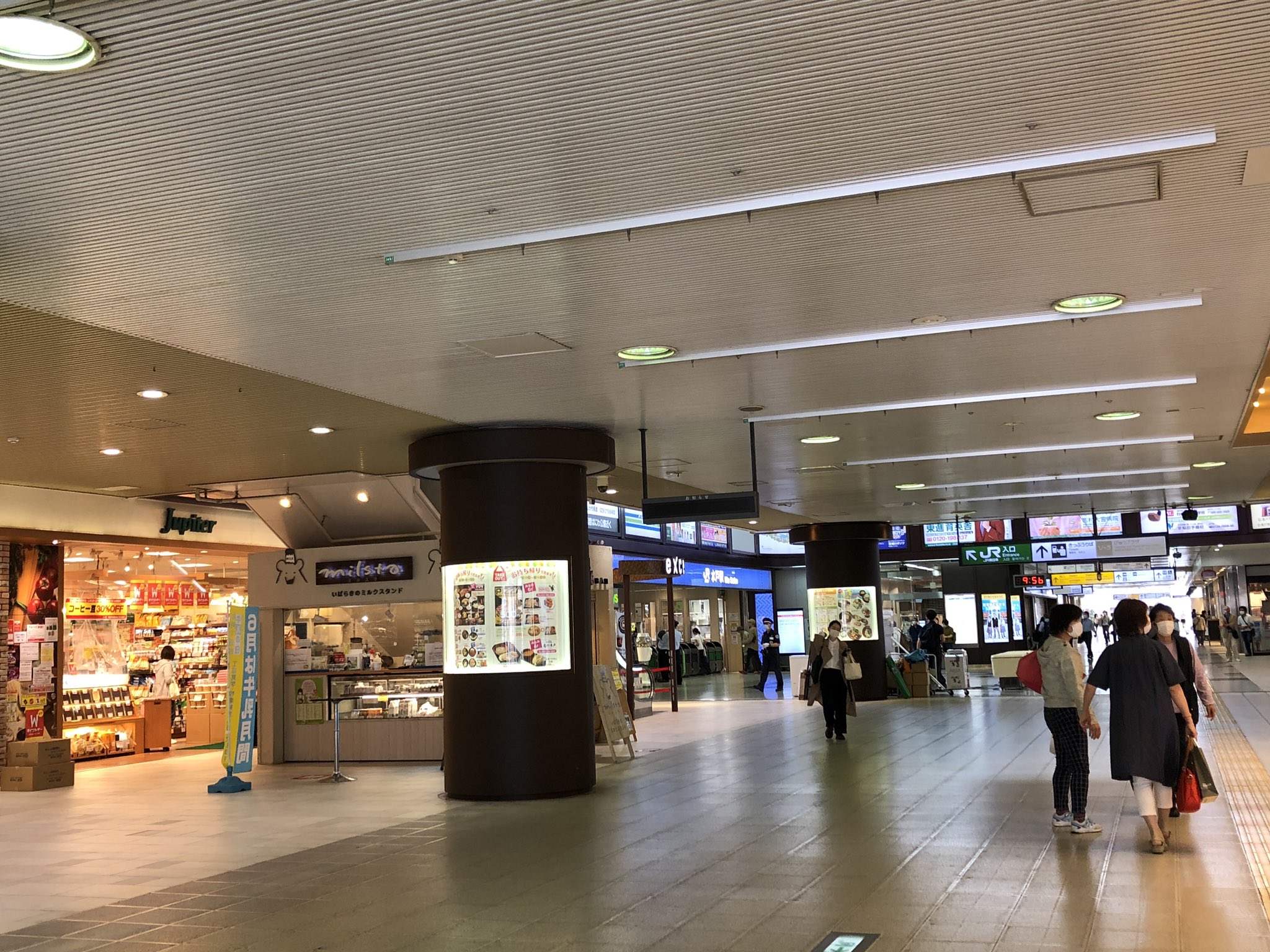 ソラシド 水戸は想像以上の大都会 だった 県庁所在地にふさわしい巨大な駅には東京からの特急が30分に1本発着し通勤ラッシュも終わった時間というのに大量のバスが駅前のロータリー目がけて大雪崩れ込む これぞ関東平野に 水戸徳川家が築き上げた由緒正しき ソラシド 水戸は想像以上の大都会 だった 県庁所在地にふさわしい巨大な駅には東京からの特急が30分に1本発着し通勤ラッシュも終わった時間というのに大量のバスが駅前のロータリー目がけて大雪崩れ込む これぞ関東平野に 水戸徳川家が築き上げた由緒正しき