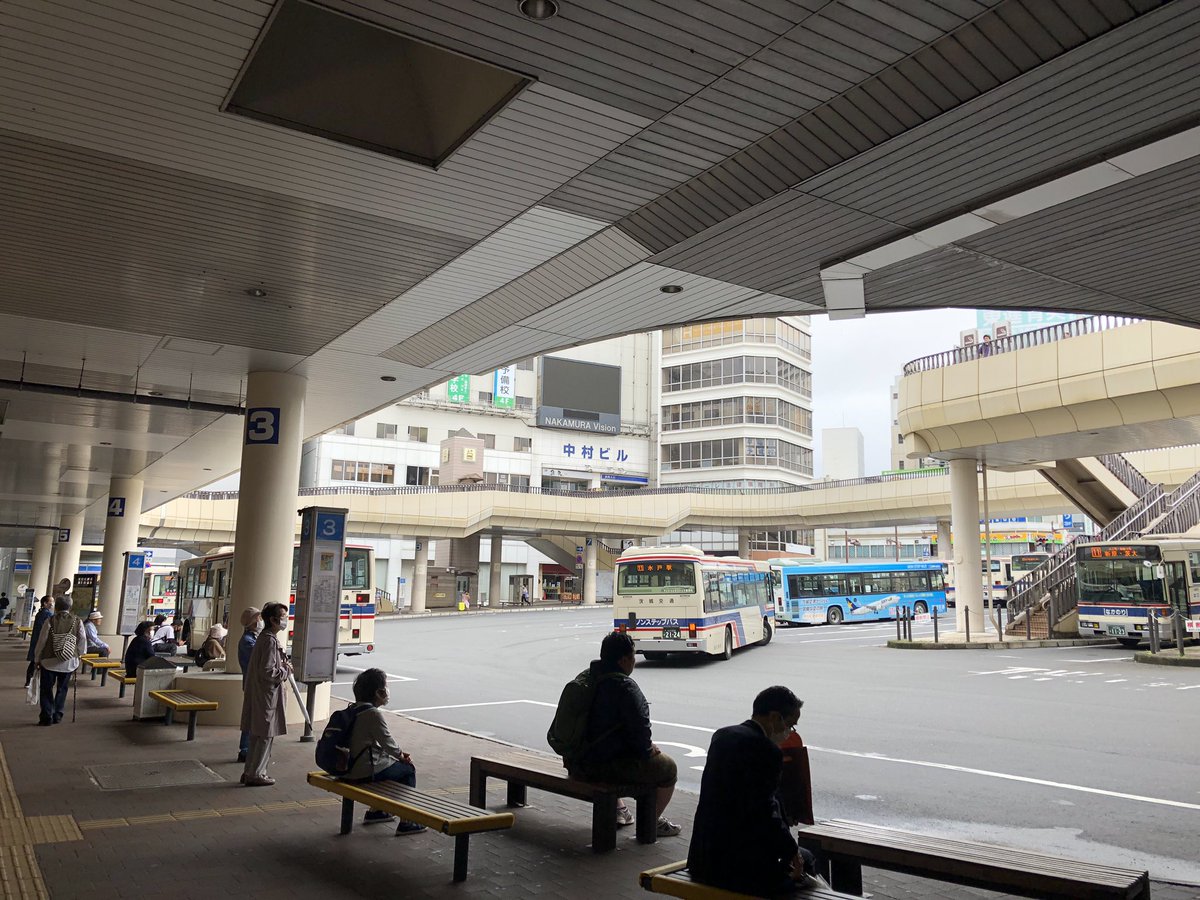 ソラシド 水戸は想像以上の大都会 だった 県庁所在地にふさわしい巨大な駅には東京からの特急が30分に1本発着し通勤ラッシュも終わった時間というのに大量のバスが駅前のロータリー目がけて大雪崩れ込む これぞ関東平野に 水戸徳川家が築き上げた由緒正しき