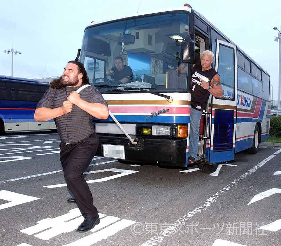 東スポ写真部 今日は何の日 03年6月26日 千葉県内 バスを引っ張る ザ プレデター Thepredator Sylvesterterkay トム ハワード Tomhoward Thomasmerretthoward Wwe Upw Tokyosportspress 東スポ 東京スポーツ プロレスリングゼロワン