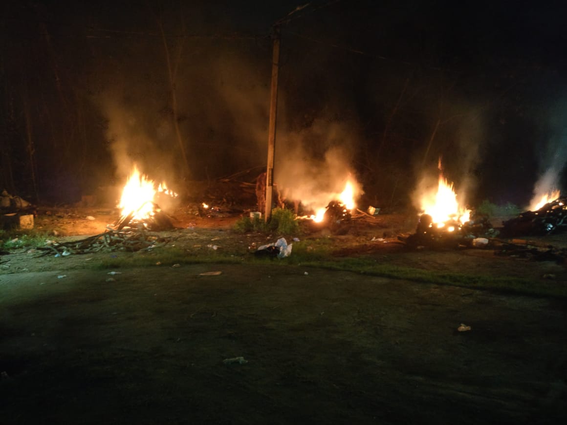 rjsaulakh's tweet photo. Hard realties of #Covid_19 ,my friend mother expired due to Covid n only shoulder available to him was me , no last rights , body put on cremation along with 7 other bodies which were burning near by , much more grim situation to carry the dead body from hospital to cremation https://t.co/zYAx2cbvHm