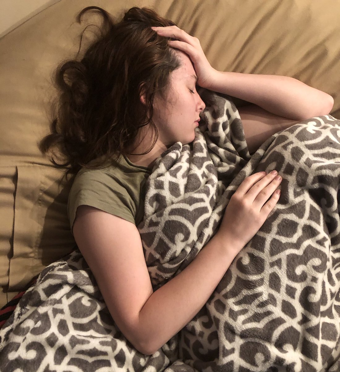 This is my 19 year old daughter Rosie. Today marks 2 weeks that she has been the sickest in her entire life. She is positive for Covid-19. We haven’t seen a many experiences shared of what this illness has been like for healthy young adults, so here’s a thread