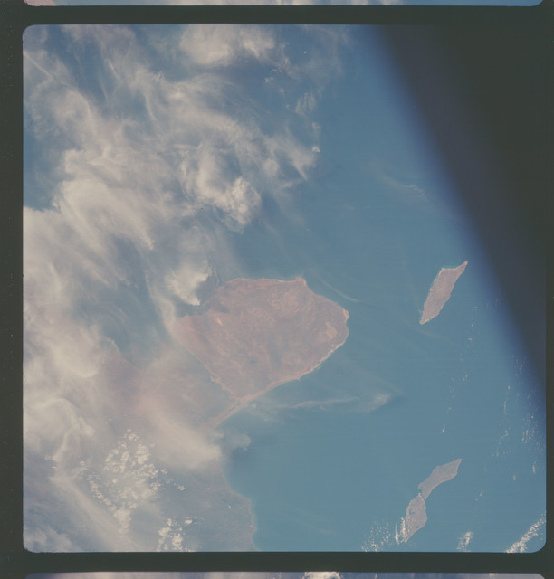 History_FlightV's tweet image. #VenezuelaOrbit: Parte del estado Falcón, Península de Paraguaná e islas de Aruba y Curazao fotografíadas desde el módulo de mando y servicio del Apollo 7.

11 de Octubre de 1968.
-Fuente: U.S. National Archives.