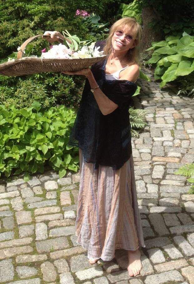 Happy 75th Birthday, singer songwriter Carly Simon, born June 25, 1945. 