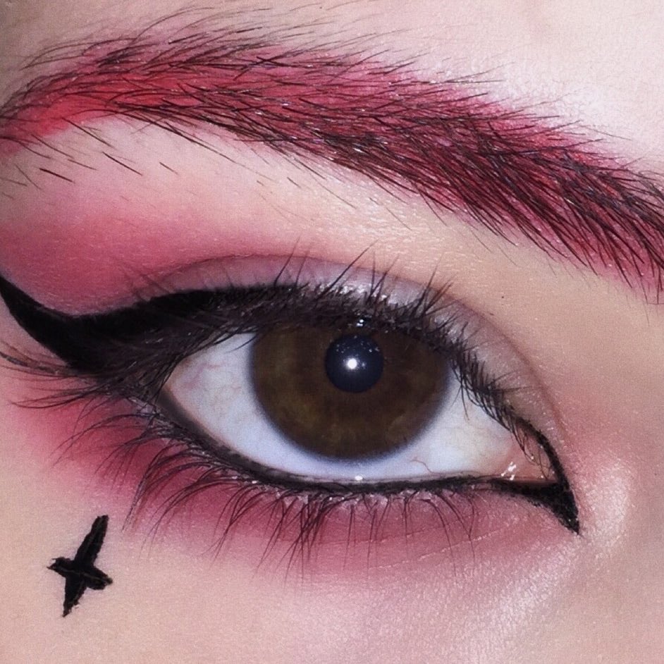 Красные брови макияж. Красные брови макияж. Макияж с красными стрелками. Макияж с яркими губами. Радужные брови.