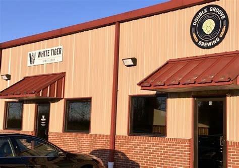 wtigerd's tweet image. 4th of July activities! Join us at the Distillery from 12-8pm with Double Groove Brewery and Crossroads Bistro. Your favorite (Fat) Cock-tails, D.G. craft brewed beer (so good!) great food and live music by Jeff Willig 5-8pm. See ya there!!