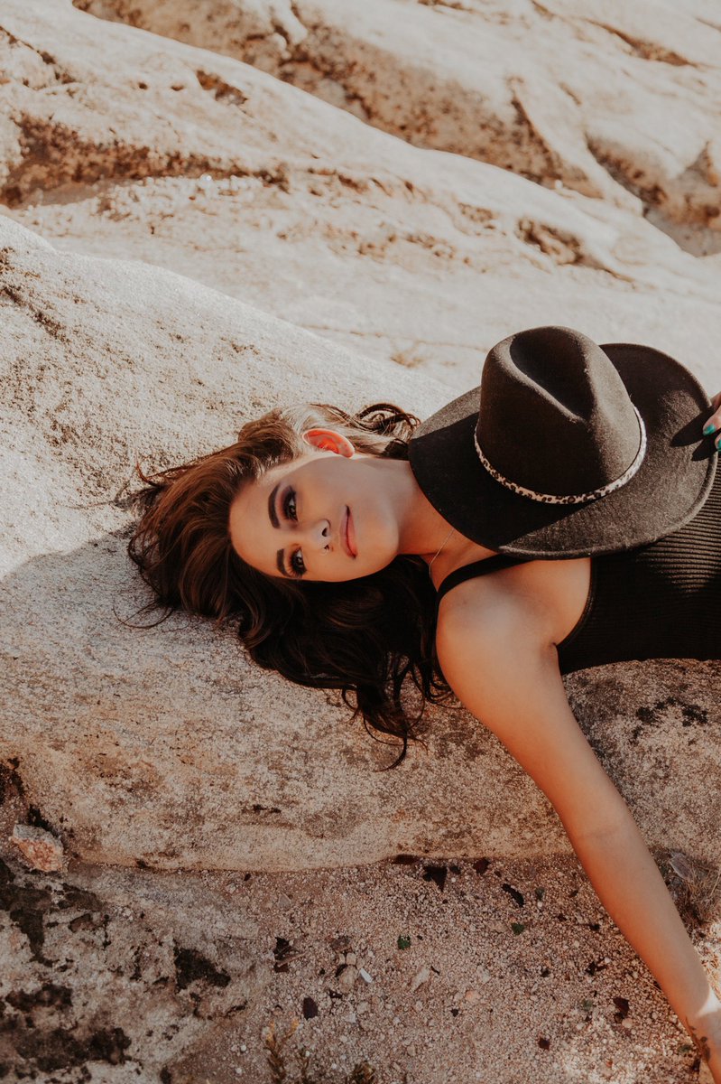 hellooodee's tweet photo. 2/365 YOUUU GUYYYS ! I’m here for it , I’m here for this and I’m going to keep doing the 
DA M N T H I N G . 

I can’t be anymore excited ! 🔥🔥🔥🔥 #photography #photographer #moonrocks #shesfire #reno #sparks @joneistamos https://t.co/4jONrVb1CG