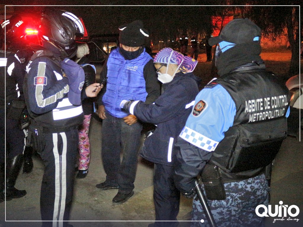 En coordinación interinstitucional participamos en el operativo sancionatorio a vehículos, quienes expendían productos sin medidas sanitarias adecuadas, siendo un potencial foco de propagación de #CoVid19, en la Calle Alejandría y Alhambra, barrio Carapungo.
#DisciplinaParaVolver