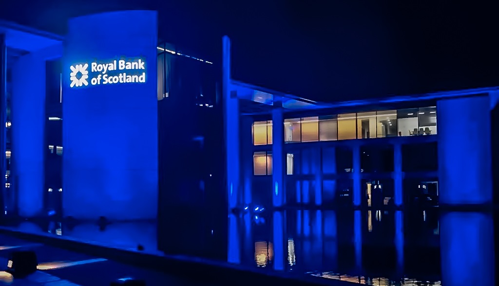 Happy 72nd birthday to the <a href="/NHS/">@NHS</a>. We're lighting our main buildings in London &amp; Edinburgh in blue and joining @togethercoalition and the rest of the country at 5pm to clap for all the NHS workers and key workers who have gone above and beyond. #ThankYouTogether 💙👏👏