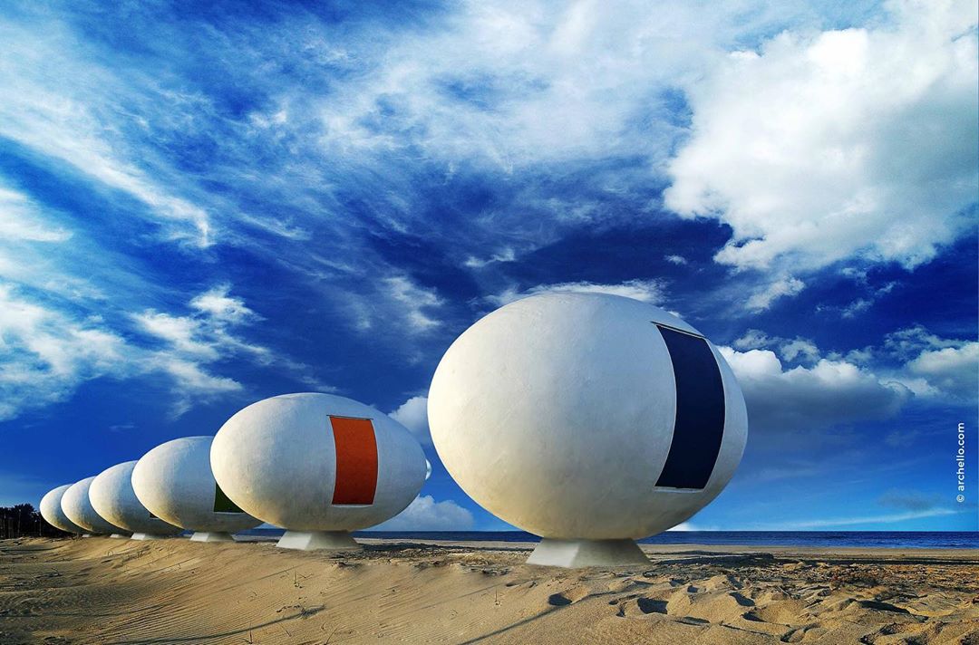 AsgardiaSpace's tweet photo. Space-inspired architects came up with off-the-grid houses of the future. They feed off sunlight, rainwater & wind power. The cosmic homes are in forests, mountains or by the oceans. Architecture like this may appear on other planets. #SpaceArchitects #Asgardia #Mars #Moon #Earth https://t.co/n2zVrLWx03