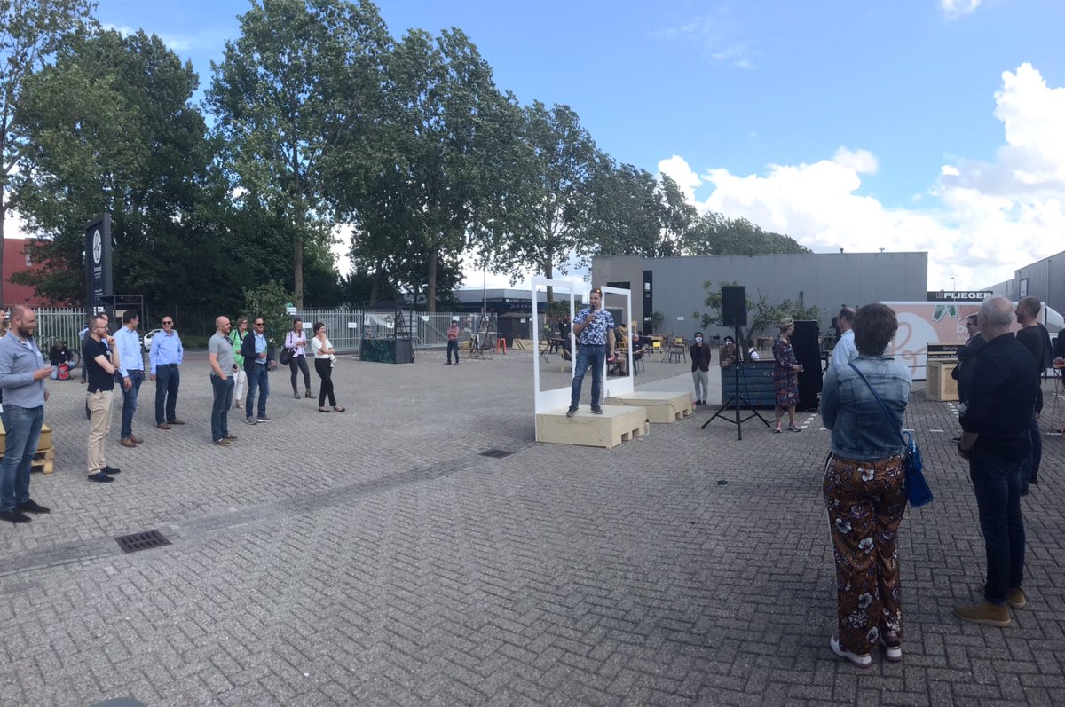 Bas_Vollebregt's tweet photo. Fantastisch om gisteren bij @Boozeventdesign #Schieoevers op veilige afstand weer wat ondernemers te spreken op @BKSschieoevers BBQ.
EN samen te sparren over wat nodig is voor #Herstel van #Delftse #Economie👏 https://t.co/QQfo2qvI9L