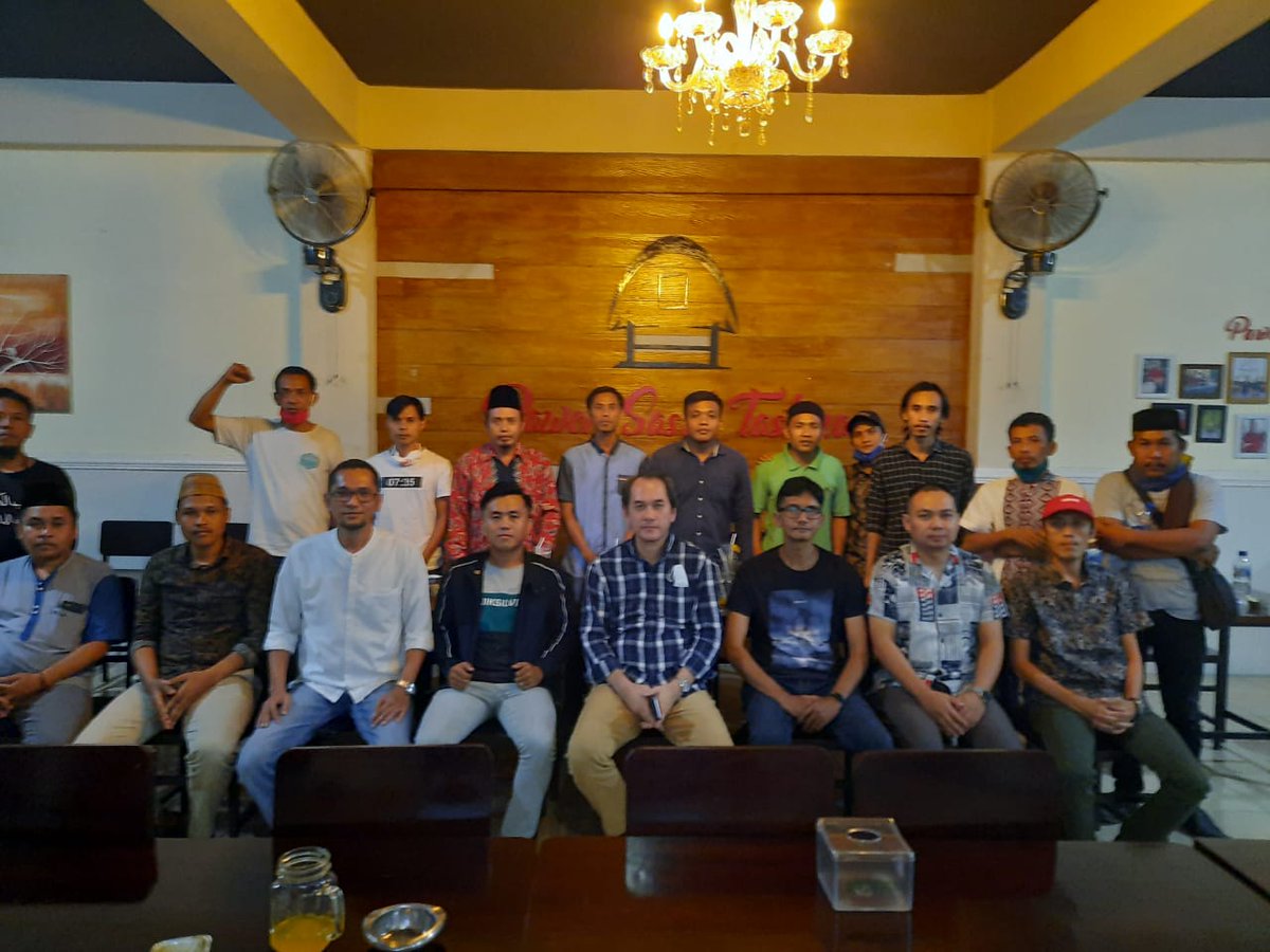 PW_Ntb's tweet photo. Diskusi singkat Pimpinan Wilayah Pemuda Muslimin NTB yang dihadiri oleh Ketua Umum PB Pemuda Muslimin Indonesia Muhtadin Sabili dan Mantan Bendahara Umum Teddy Yusaldi.
@Pemudamuslimin 
@DPPSII 
@PW_Sulsel
@PW_JaBar
@Pw_Sumut
#PemudaMusliminIndonesia
#SyarikatIslamIndonesia https://t.co/bBFI9ilIRP
