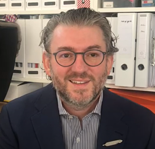 MckeoghCarmel's tweet photo. Today on #FindingYourFuture we have John Harrison, Creative Director at @GievesLondon. Join us at 3pm to hear about working in the fashion retail industry, selecting fabrics and patterns and his tips to get into design @DFNFoundation @send_forum @dfnsearch
https://t.co/UTAjtlgLut https://t.co/w849sMJqMP