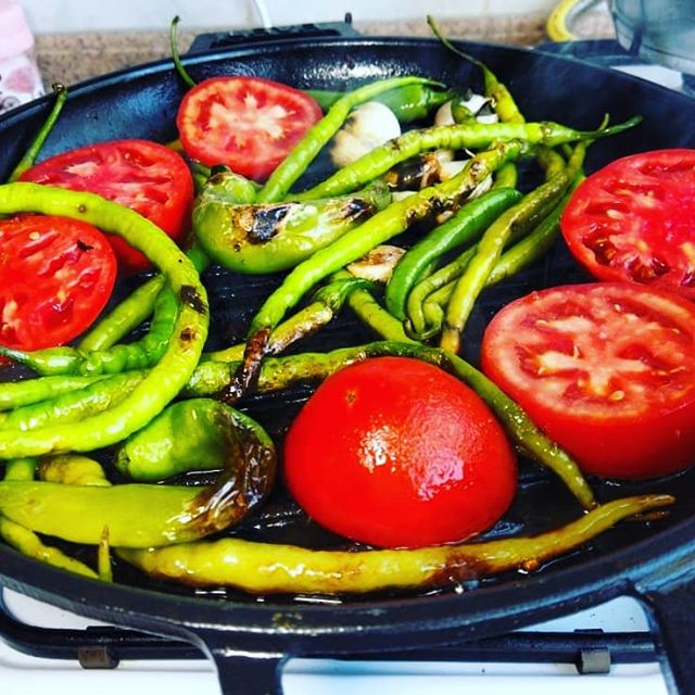 FTarifleri's tweet photo. Yağ da Közlenmiş BİBER🌶️, SOĞAN🧅, DOMATES🍅ve SARIMSAK🧄
#Chef #İstanbul #Çanakkale #Sarımsaklıyoğurt #Cacık #İspanya #Romanya #Budapeşte #Hindistan #Brezilya #Fevkaladeyemektarifleri #Turkey #Oil #Sumaklısoğan #Cocacola #Pepsi #Yedigün #Cappy #A101 #FTarifleri #Közlenmiş #Nefis https://t.co/i54nwNn3zL