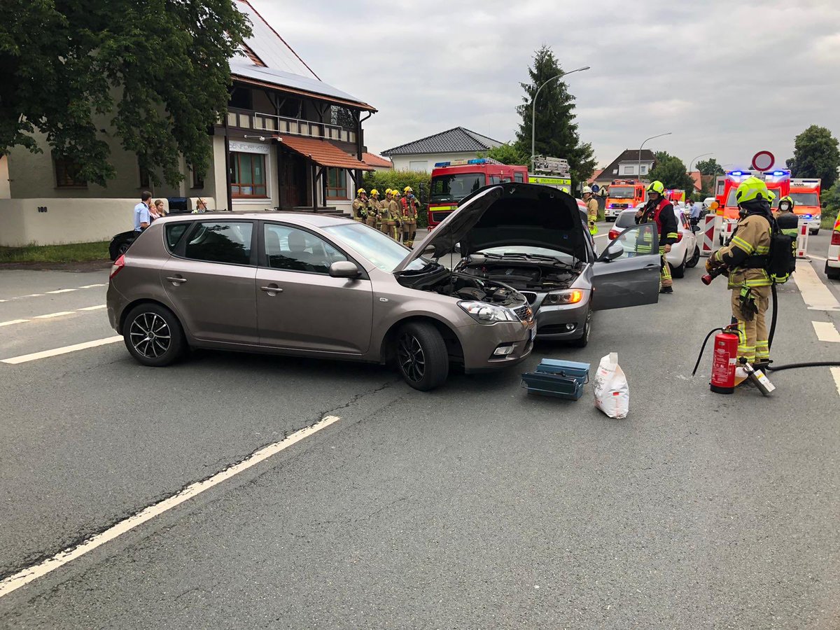FeuerwehrPB's tweet photo. #Verkehrsunfall am heutigen Morgen in Paderborn-Sennelager mit 3 beteiligten PKW. Zwei Personen wurden in Krankenhรคuser transportiert. #einsatz #sennelager #paderborn #Defencefire https://t.co/EqSBYCv5fo