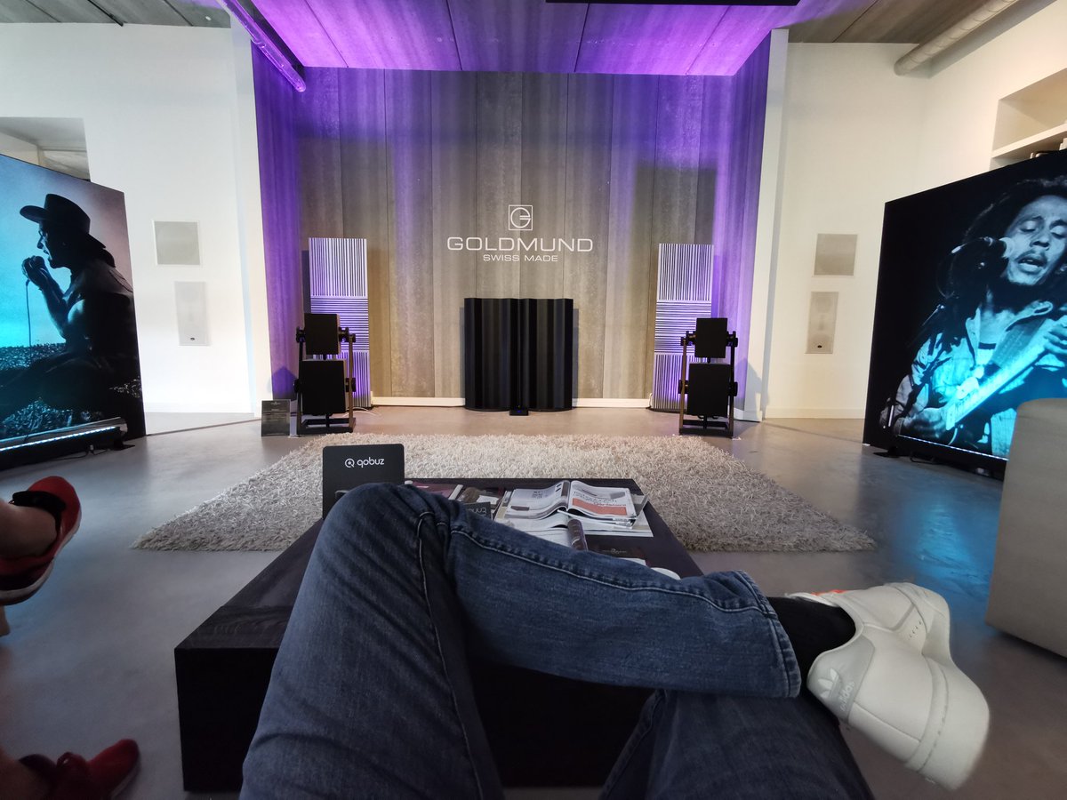 Goede koffie, comfortabele zetels, uitstekende muziek en prachtige sets - het is weer hard werken. 🎶