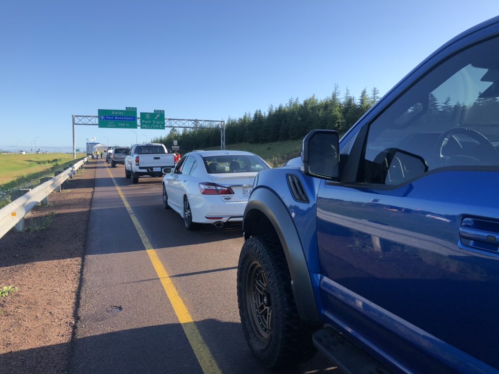 C’est le jour 1 de la bulle Atlantique. De nombreux automobilistes attendent 30-40 minutes à la frontière du NB et de la NE. #icinb