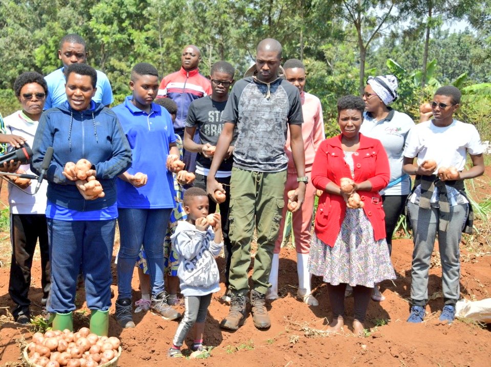 niyiragiraladi1's tweet photo. #Burundi Malgré le décès inopiné de feu Président @pnkurunziza, la vie continue. Maman @DeniseBucumi accompagnée de ses enfants l'a indiqué ce vendredi lors de la récolte des pommes de terre dans les champs de la colline Rutanga, commune Gashikanwa en @NgoziProvince https://t.co/ICC5dX8rxr