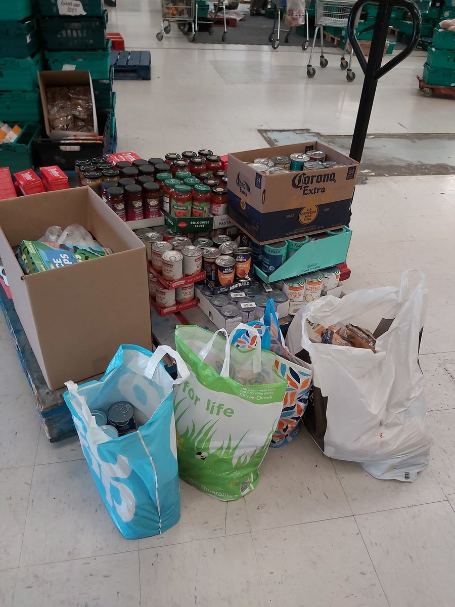 UrbanOutreachUK's tweet photo. Our #volunteers have been working hard sorting through donations today. No matter how fast they work they keep coming in by the pallet load! What amazing generosity! This was just 1 donation from a neighbourhood that came together to donate! 🥰 #Boltonpowerofone https://t.co/HfF1lvdIIw