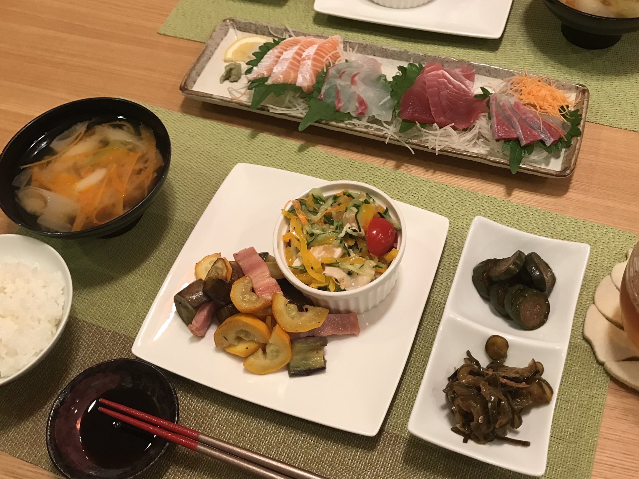 ユリ 今日の晩ごはん お刺身 チキンサラダ ナスとズッキーニとベーコンの炒め物 ネギと人参のお味噌汁 自家製きゅうちゃん 胡瓜の佃煮 ごはん 白ごはんとおかずの組合わせ 何ヵ月ぶり ってくらいぶりなんだけど 白米って美味しいんだね 晩