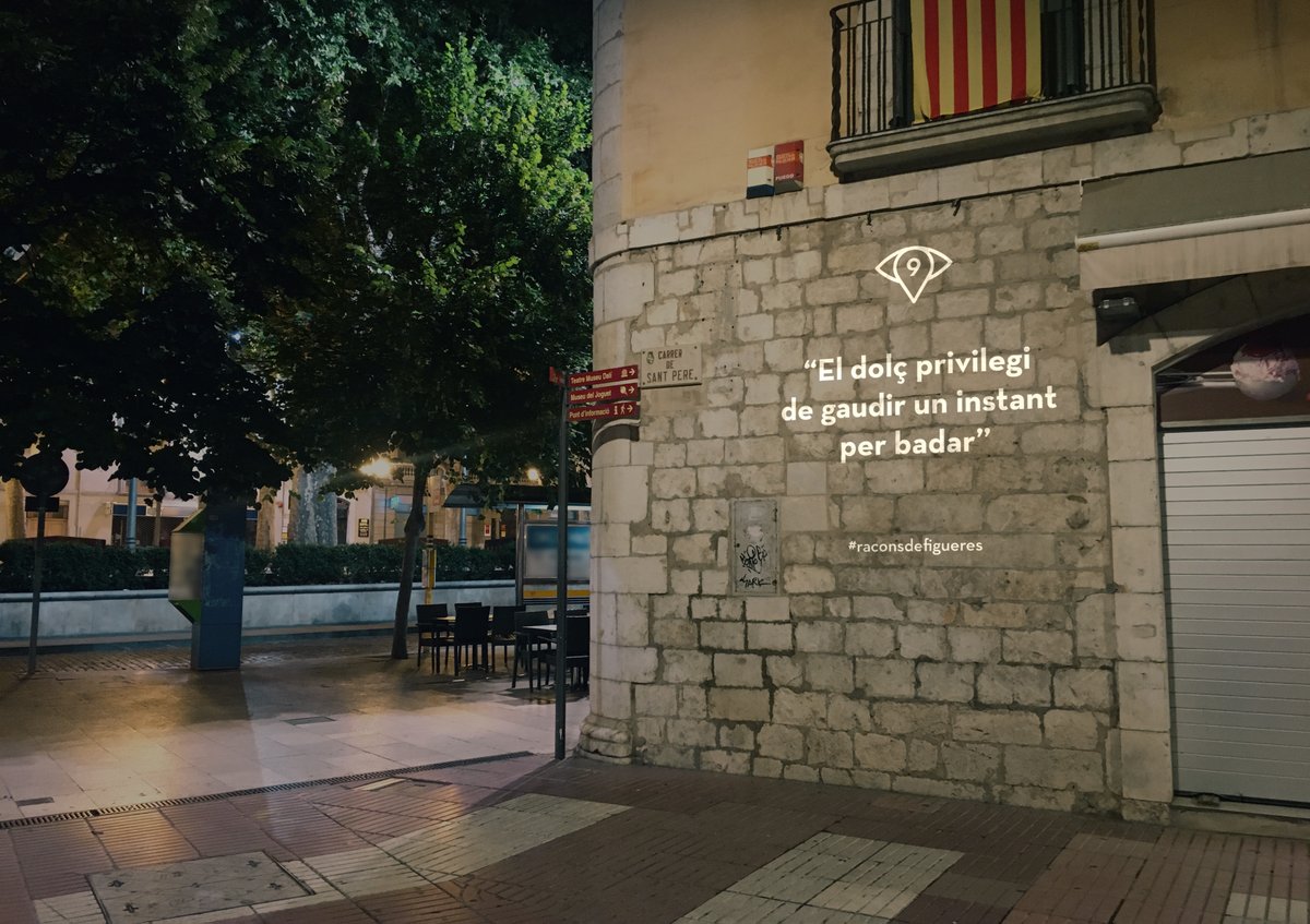 Projecten 10 missatges en els llocs més significatius de Figueres, en un projecte de l'artista Xavi Bové que es mantindrà tot l'estiu i que, segons l'ajuntament, "proposen una reflexió sobre la relació amb el nostre entorn, i omplir el buit dels carrers durant el confinament" https://t.co/s9DTAkrFxz