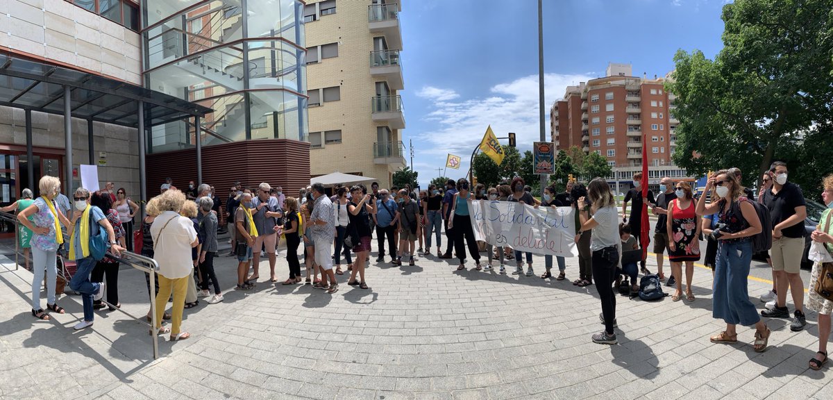 EdgarFdz's tweet photo. Moltes gràcies al centenar de persones que ens heu tornat a acompanyar als jutjats aquest matí!

Dimarts ens van citar per declarar avui divendres i fins ahir no teníem accés a l’expedient. Res nou: Mossos genera un relat i la fiscalia el cas (FIL)

#LaSolidaritatNoEsDelicte https://t.co/8vX1bfSQa4