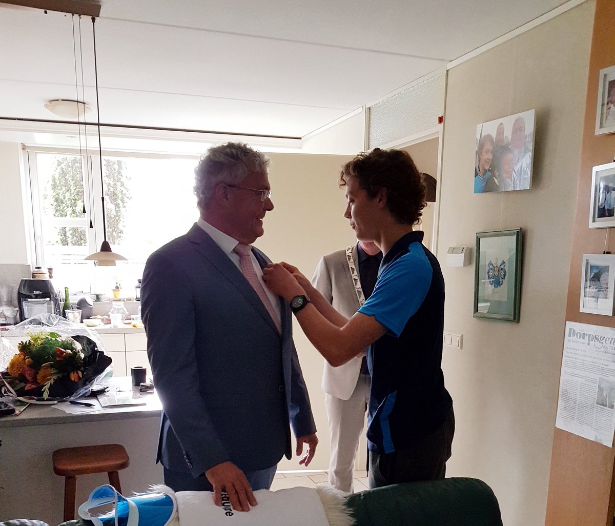 Vandaag kreeg ik van burgemeester Rehwinkel mijn Koninklijke Onderscheiding uitgereikt, die ivm de corona door mijn zoon Alex  werd  opgespeld