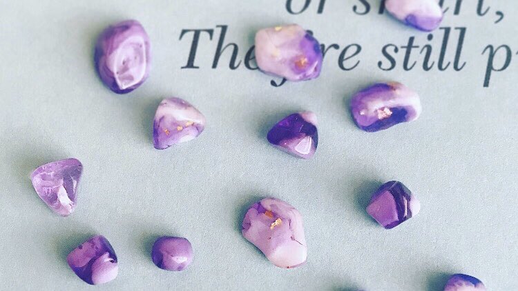 Kaomaniカオマニー ハンドメイドアクセサリー 天然石風の樹脂製アクセサリーパーツが出来ました シリコン型に樹脂を流し入れて作っています 不透明な紫と白 透明の紫 アクセントに金箔をちらしています これからどんなアクセサリーに仕上げていくか