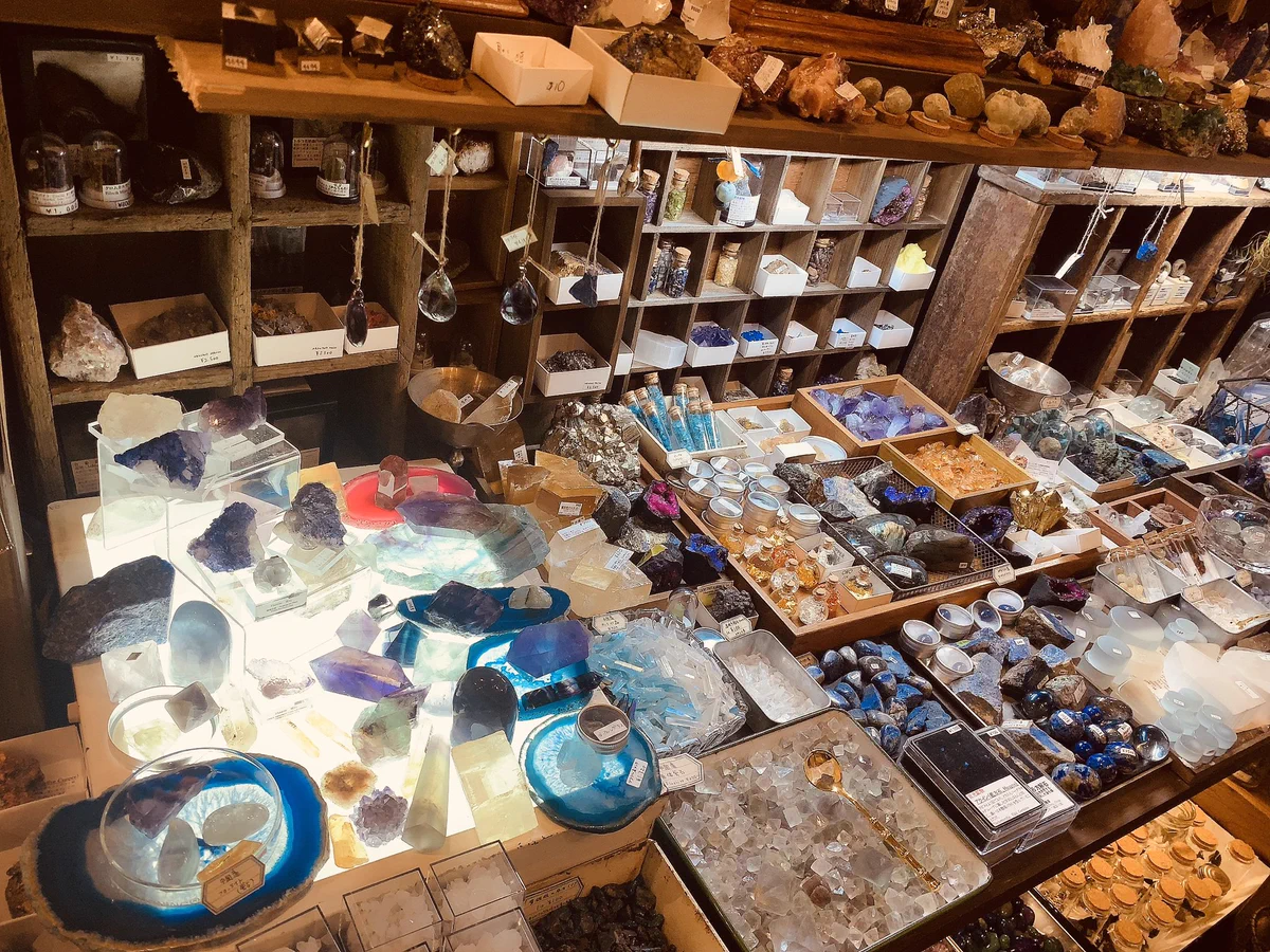 異世界感が半端ない！？エモいアイテムが置いてある雑貨屋！