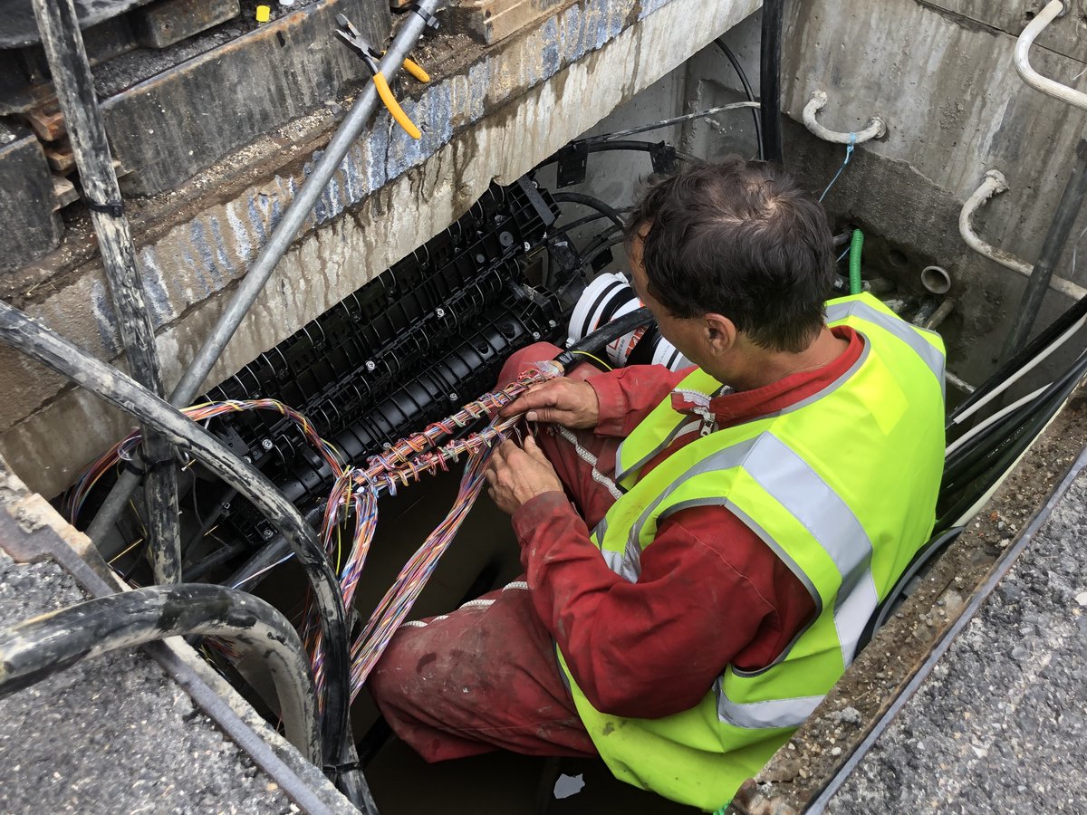 OrangeAuRA's tweet photo. Le central téléphonique de Saint Ours en #Savoie, hébergé dans l'ancienne mairie depuis 1993 a déménagé 🚚 cette semaine.
Un chantier technique complexe de 2 ans s'achève ce vendredi avec la migration des 1000 lignes ☎️ et la modernisation des installations. 💪 https://t.co/ieW4Szpog8