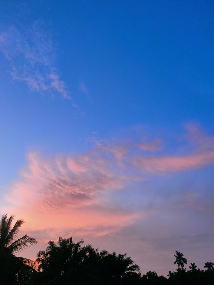 rizkyekaaa's tweet photo. "Senja" 
Tentang langit yang menyambut bulan dan melepaskan matahari. https://t.co/ROjwrDaC2u