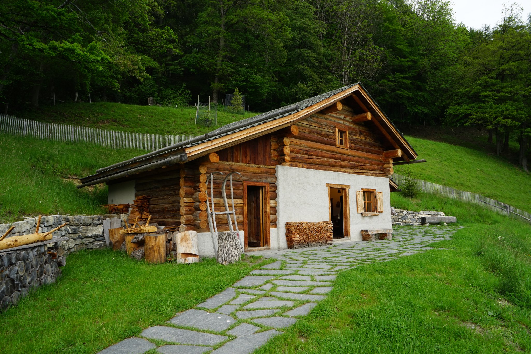 アルプスの少女ハイジ 公式 ハイジの国スイスの写真 アニメに忠実 アルムの山小屋 マイエンフェルト駅近くに出来た新しい アルムの山小屋 アニメの間取りとほぼ同じに作られています Maienfeld Swiss T Co P9o2adsqnu Twitter