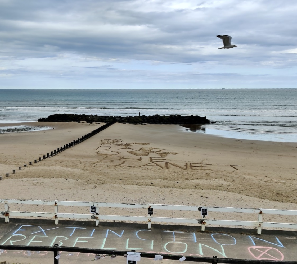 AberdeenXr's tweet photo. In solidarity with @XREurope, we demand govs #JustRecovery and #BuildBackBetter rather than bailing out the polluters. COVID-19 bailouts must have green strings attached. TELL #BankOfEngland and #UKTreasury TO STOP FUNDING CLIMATE BREAKDOWN! https://t.co/gdbviQaTiy https://t.co/tVkVRioL9C