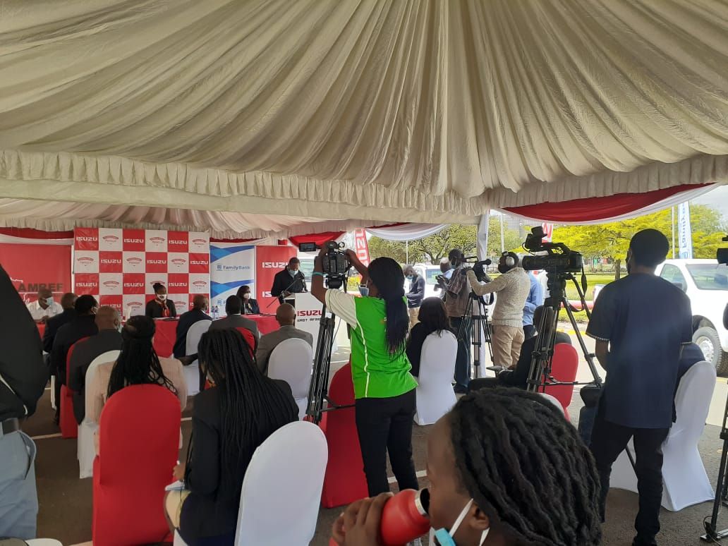 TIRA_Africa's tweet photo. #FlashbackFriday
Last week, @isuzukenya enhanced its contribution to fight against Covid -19 by providing two 49 seater buses to shuttle frontline medical workers in Nairobi’s Covid -19 treatment centres and two buses to KESRA
We coordinated both events.
#SimplyHot #LetsInnovate https://t.co/denjNA5Bu0