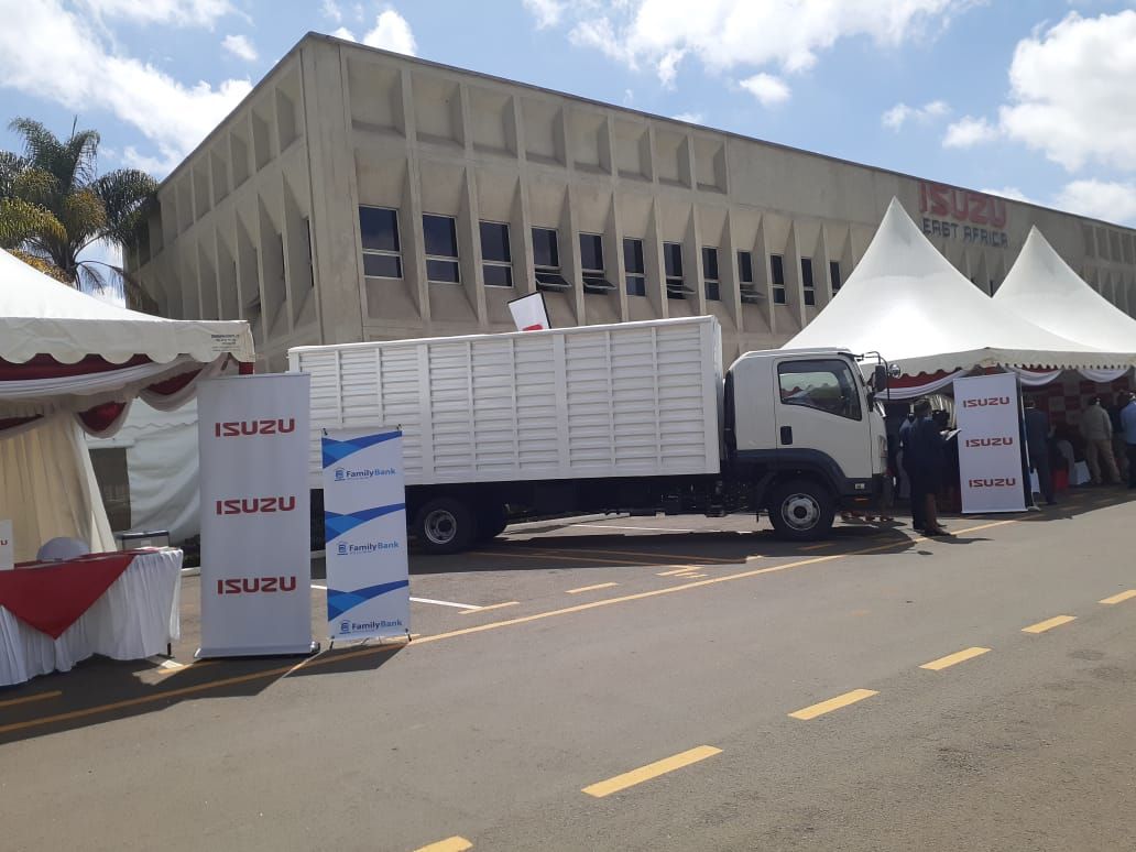 TIRA_Africa's tweet photo. #FlashbackFriday
Last week, @isuzukenya enhanced its contribution to fight against Covid -19 by providing two 49 seater buses to shuttle frontline medical workers in Nairobi’s Covid -19 treatment centres and two buses to KESRA
We coordinated both events.
#SimplyHot #LetsInnovate https://t.co/denjNA5Bu0