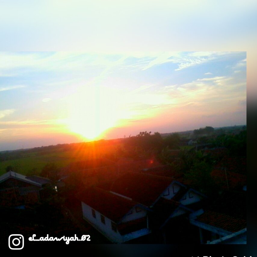 02el_adw's tweet photo. Ada senja yg tak pernah tua...
Ada pagi yg tak akan pergi..
Ada siang yg hidup dalam keabadiaan...
Ada malam yg tak akan hilang...
Itulah lukisan .....yg akan selalu sama sebelum semua dihancurkan... https://t.co/oSB5y9zKsP