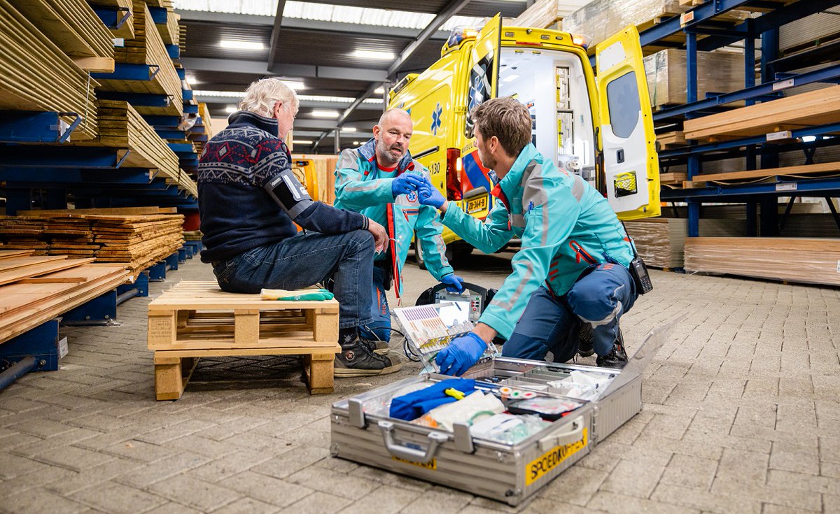 Ambu_IJsselland's tweet photo. Ben jij niet alleen leergierig, initiatiefrijk en een teamplayer? Maar heb jij ook het Deventer-DNA en ken jij de stad als je broekzak? Wij zijn op zoek naar ambulancechauffeurs die ons team in Deventer komen versterken. Bekijk de #vacature hier: https://t.co/vpeCtBiDwm #dmvda https://t.co/F90F95incL