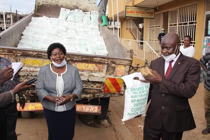 BabiryeKabanda's tweet photo. Gyebuvuddeko, twazaayo  obukadde 2O ezatuweebwa mu Palamenti ez'okulwanyisa Covid 19 eri Akakiiko ka District  Akalwanyisa Covid 19, Kuno twagatako tani z'obuwunga 2 nga nzongera ku tani 7 z'etwasooka okuwaayo. 
#Tusimbudde
#BabiryeKabanda4MasakaCity https://t.co/8oD0N2oHVZ