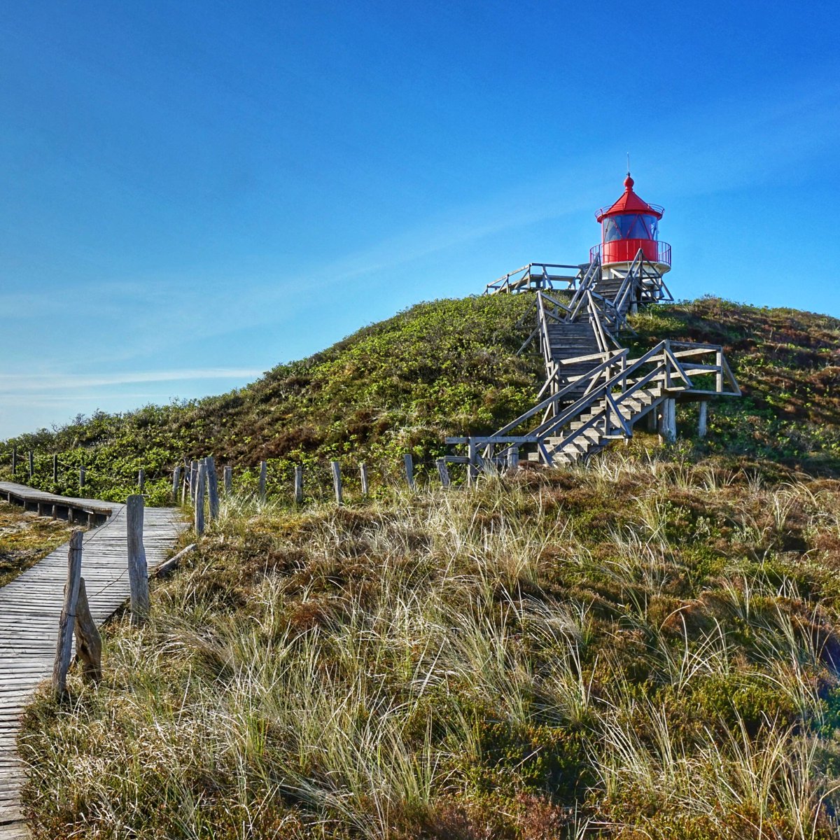 Inselheld's tweet photo. Pfad zum kleinen #Leuchtturm #Quermarkenfeuer // #lighthouse #nordsee #light #chill #peace #reiselust #travel #outdoor #nature #travelgram #photography #landscape #Amrum #landscapephotography #reiselust #borntotravel #welltraveled #mood #dünen #blue #sky #treppe #stairway https://t.co/KOdy9nGl4M