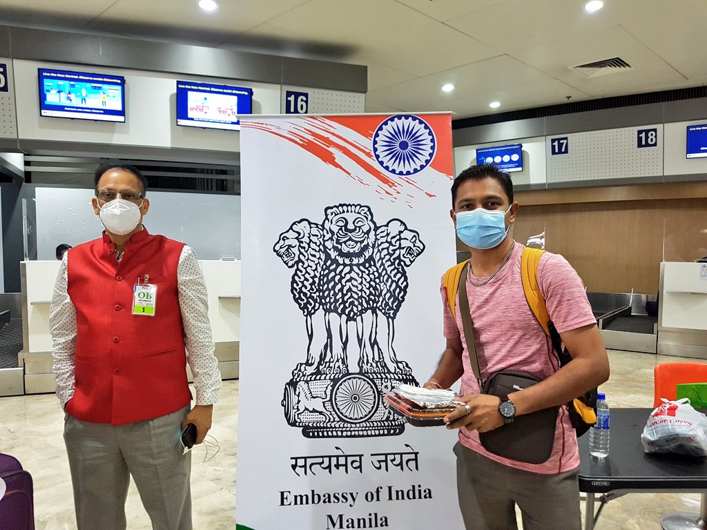 indembmanila's tweet photo. Glimpses of 15th spl flight #VandeBharatMission #Philippines 

Pax of @airindiain AI 1311 bound from #Manila to #Delhi arrive  @MIAAGovPH and begin their check-in formalities. Pax waiting are served lunch by the Embassy.
@PMOIndia @DrSJaishankar @MOS_MEA @harshvshringla @MEAIndia https://t.co/a1yGUqV6ih