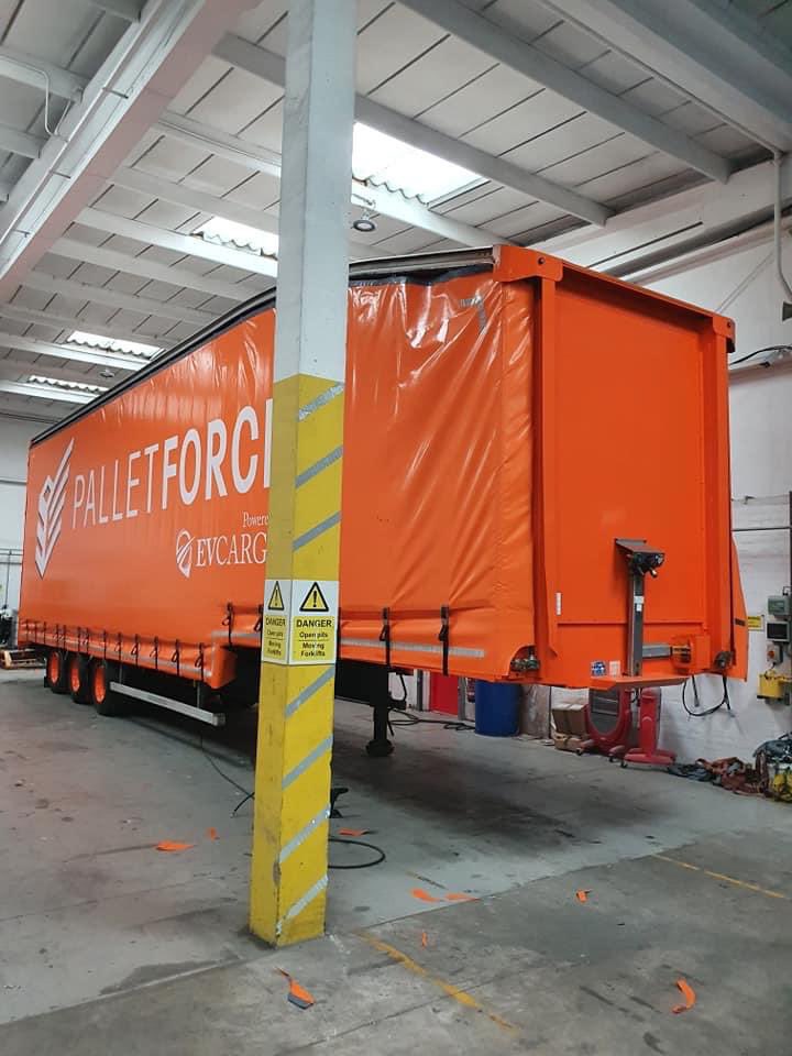 Another refurb done by the Jct Bodyshop! Looks like a completely different trailer, well done guys!