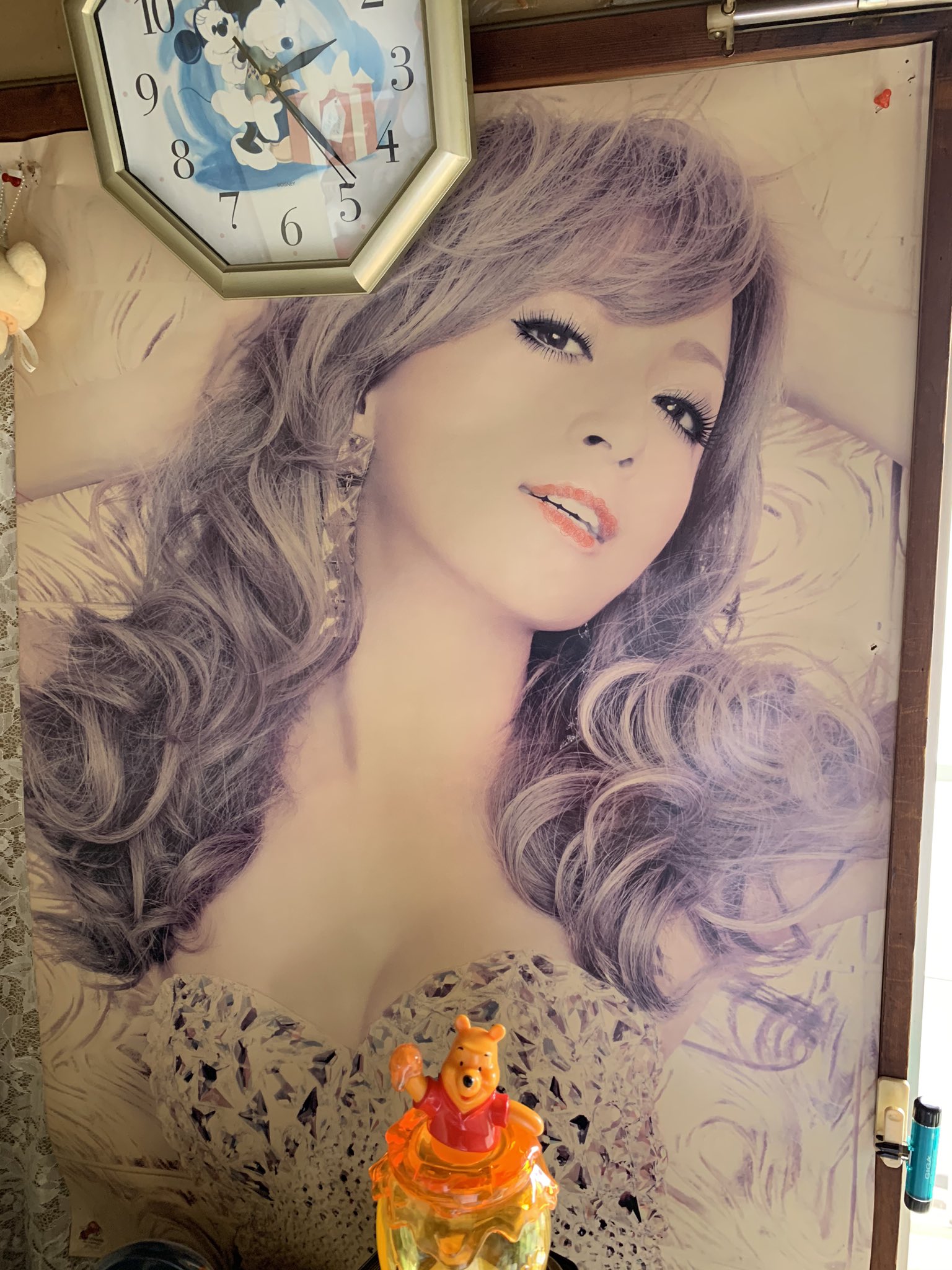 浜崎あゆみさんの色褪せたポスターの唇だけ赤い理由は お父さんがシャチハタ印鑑連打してリップ塗ってあげてた 話題の画像プラス 浜崎あゆみさんの色褪せたポスターの唇だけ赤い理由は お父さんがシャチハタ印鑑連打してリップ塗ってあげてた 話題の画像プラス