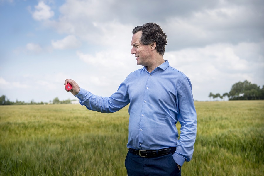 5Groningen's tweet photo. Kwetsbare inwoners in @HetHogeland testen een noodknop van het bedrijf Montr. Met het slimme apparaatje én dankzij mobiele 5G-techniek kunnen ze overal en altijd hulp inroepen. De test wordt uitgevoerd binnen @5Groningen, programma van @EBGroningen https://t.co/ayPf1226CS #5G https://t.co/SmTTGjV1Oh