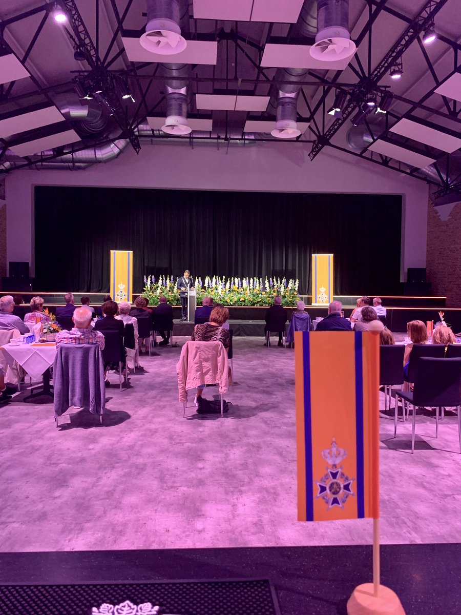Op gepaste wijze heet burgemeester @BoukeArends de eerste groep  #decorandussen van harte welkom in locatie #DeVeiling. #lintjesregen 🎖 #Westland  <a href="/GemWestland/">Gemeente Westland</a>
